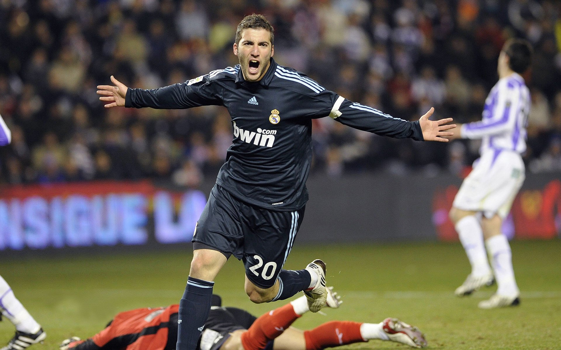 “安赫尔·巴尔博萨的精准传球与快攻配合,成为阿根廷美洲狮队的关键战术执行者”