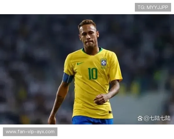 内马尔送出轻巧脚尖搓传，巴西锋线再次触及得分点